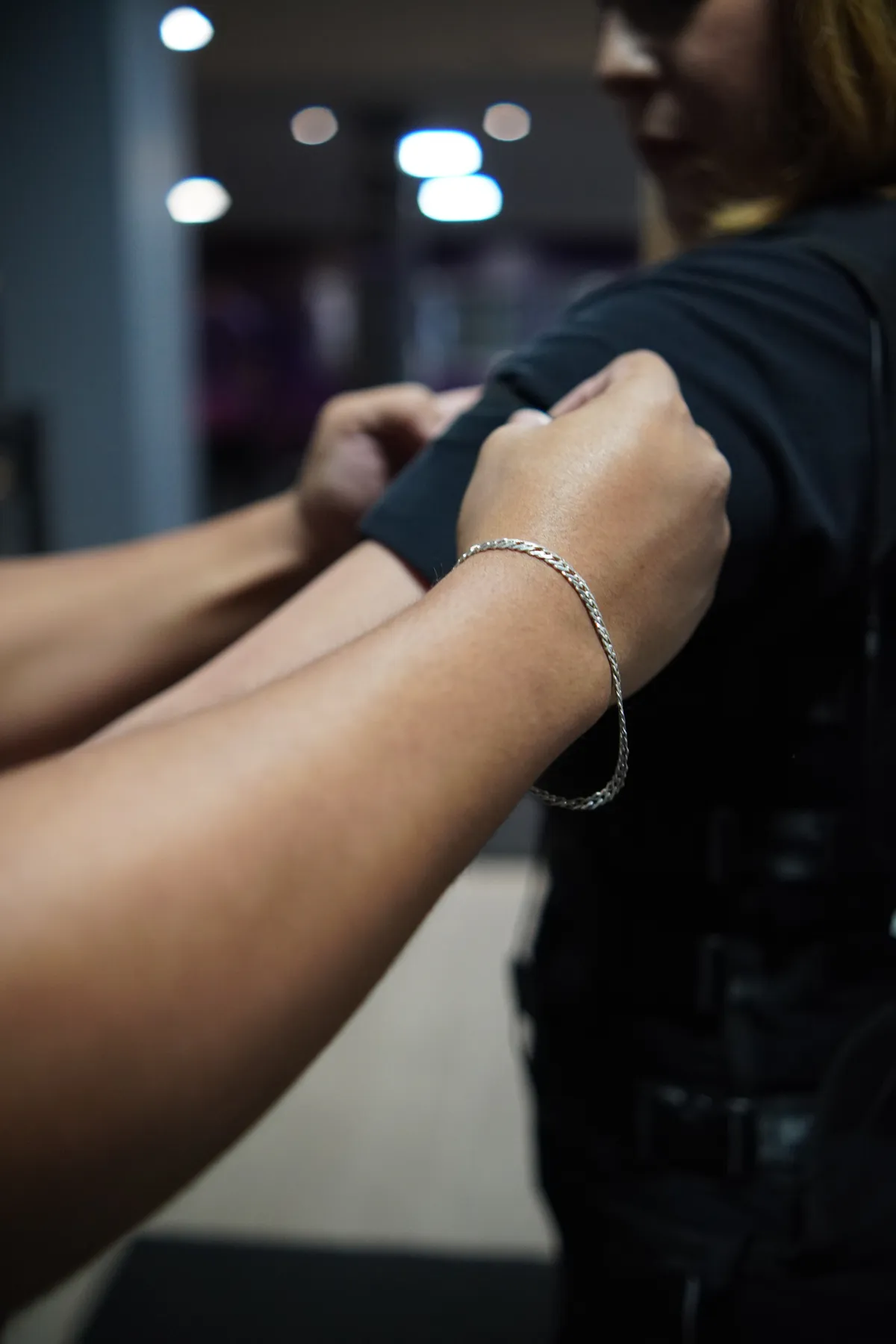 Profissional ajustando colete de eletroestimulação na Vórtex